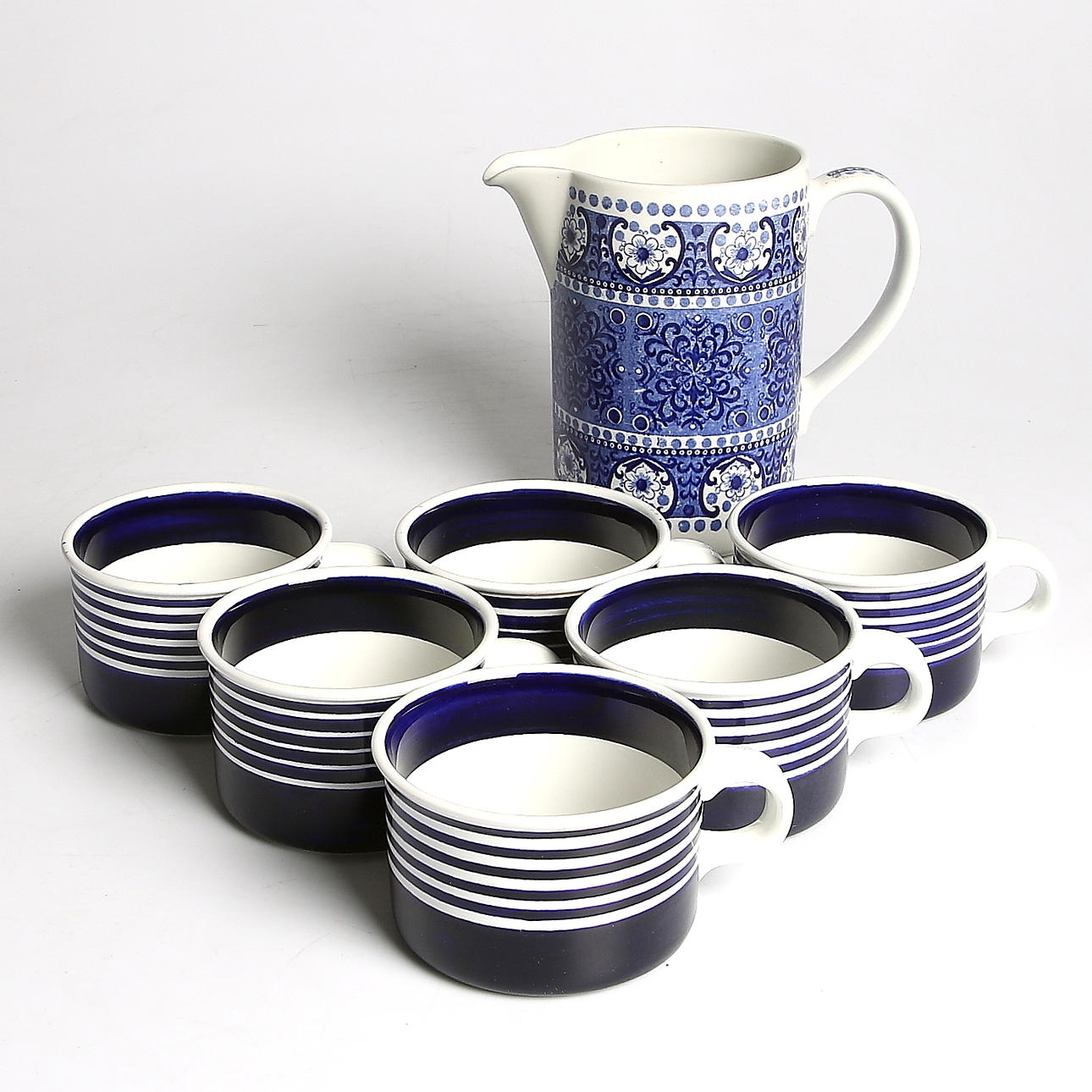 TEKOPPAR samt KANNA, 7 delar, porslin, "Kobolt", Karin Björquist, Gustavsberg samt "Ali", Raija Uosikkinen, Arabia. 1900-talets mitt.