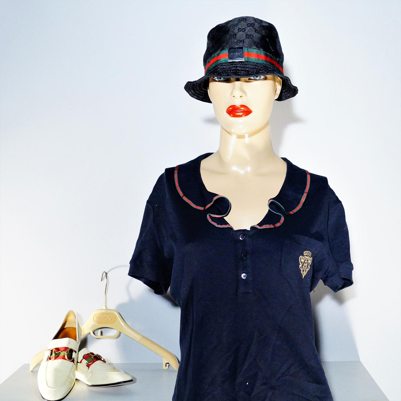 GUCCI, 4 stk, sko, hat, top/pique og bøjle.