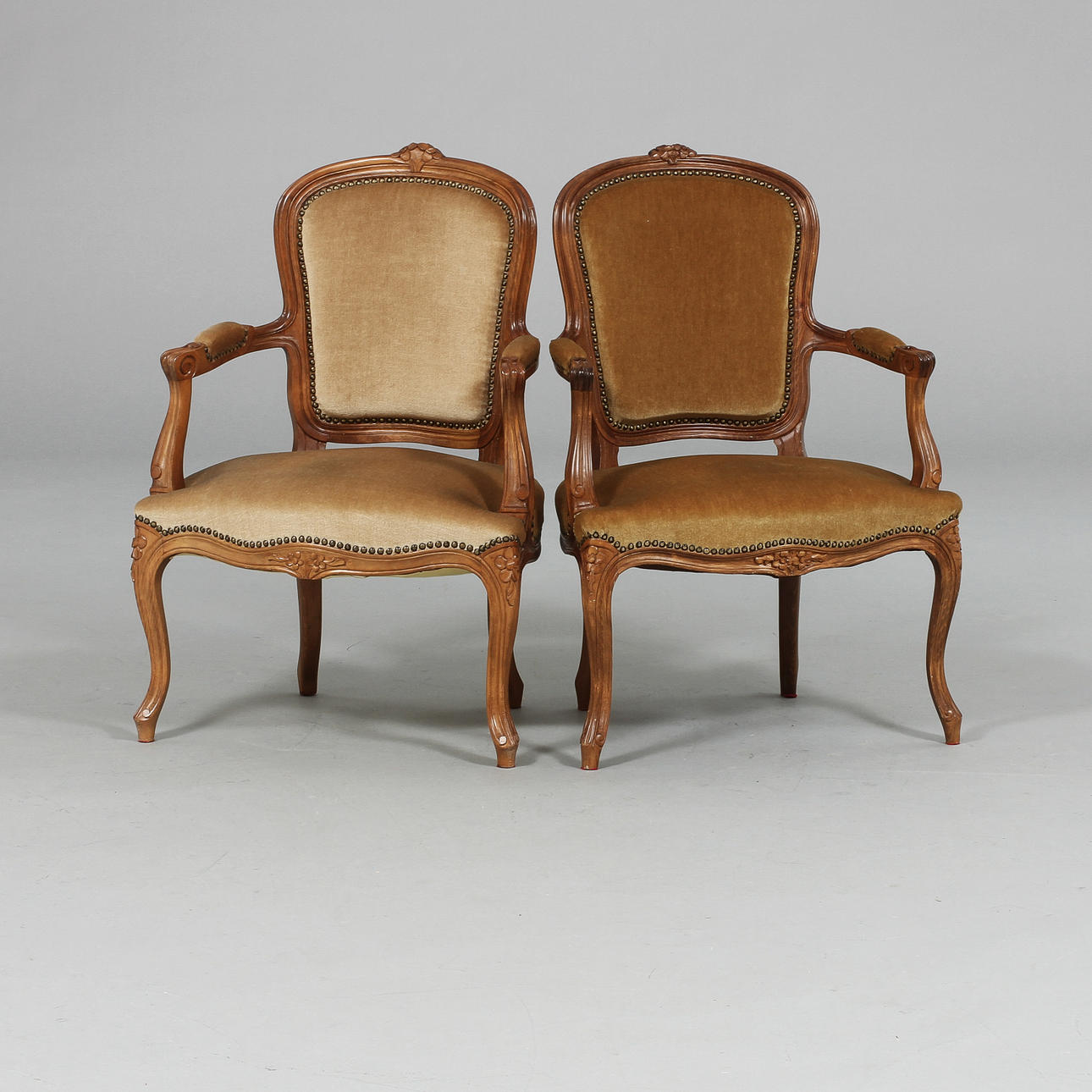 KARMSTOLAR, ett par, Rokokostil, 1900-tal.