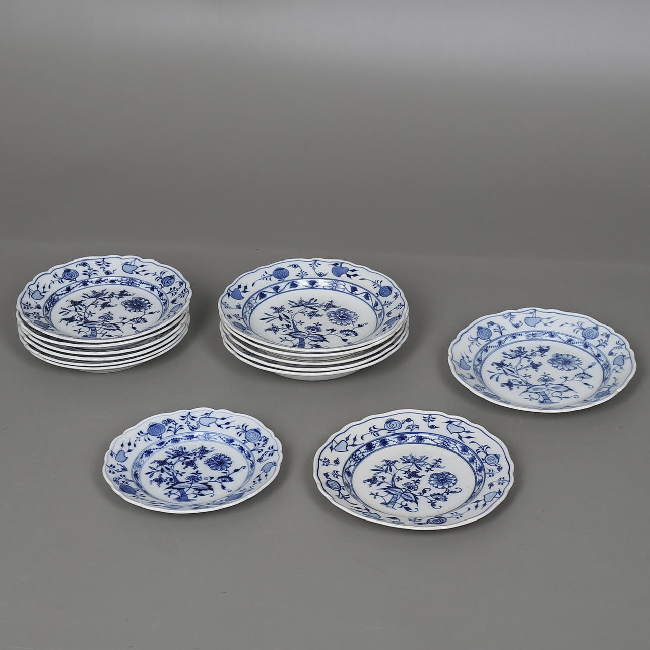 MATSERVISDELAR i porslin, 12 delar, Lökmönstret, Västtyskland.