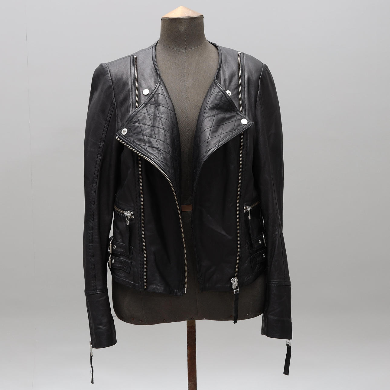 LÆDERJAKKE. størrelse 40. Gestuz, Model Abra, Spanien.