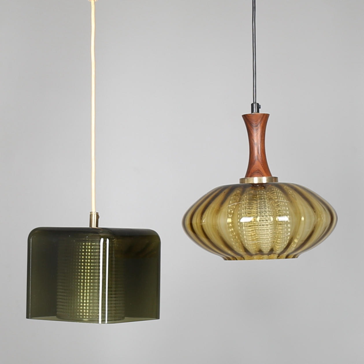 TAKLAMPOR i glas och mässing, 2 st, 1960/70-tal.