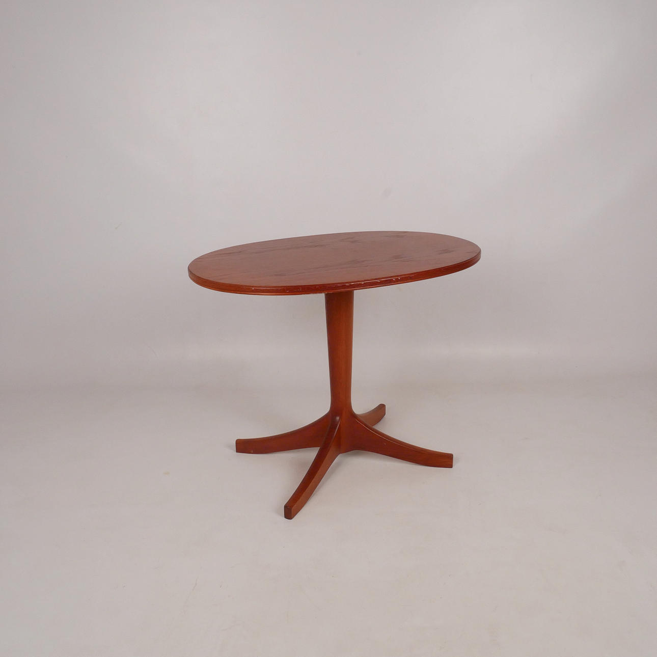 TISCH, oval, Teak massiv. 1960er.