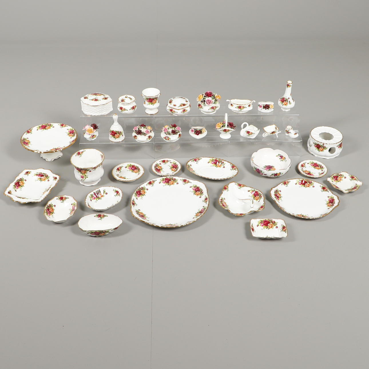 ROYAL ALBERT COUNTRY ROSES - VARIOUS ASSORTED ITEMS.