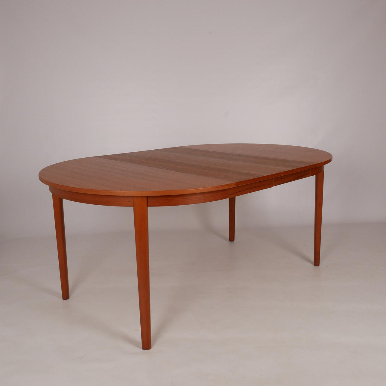 MESA DE COMEDOR con placas insertables. Teca. 1960.