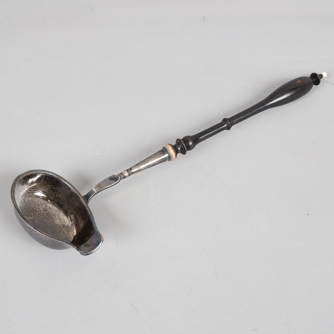 SUPPENKELLE, 19. Jahrhundert, Silber mit Holzgriff.