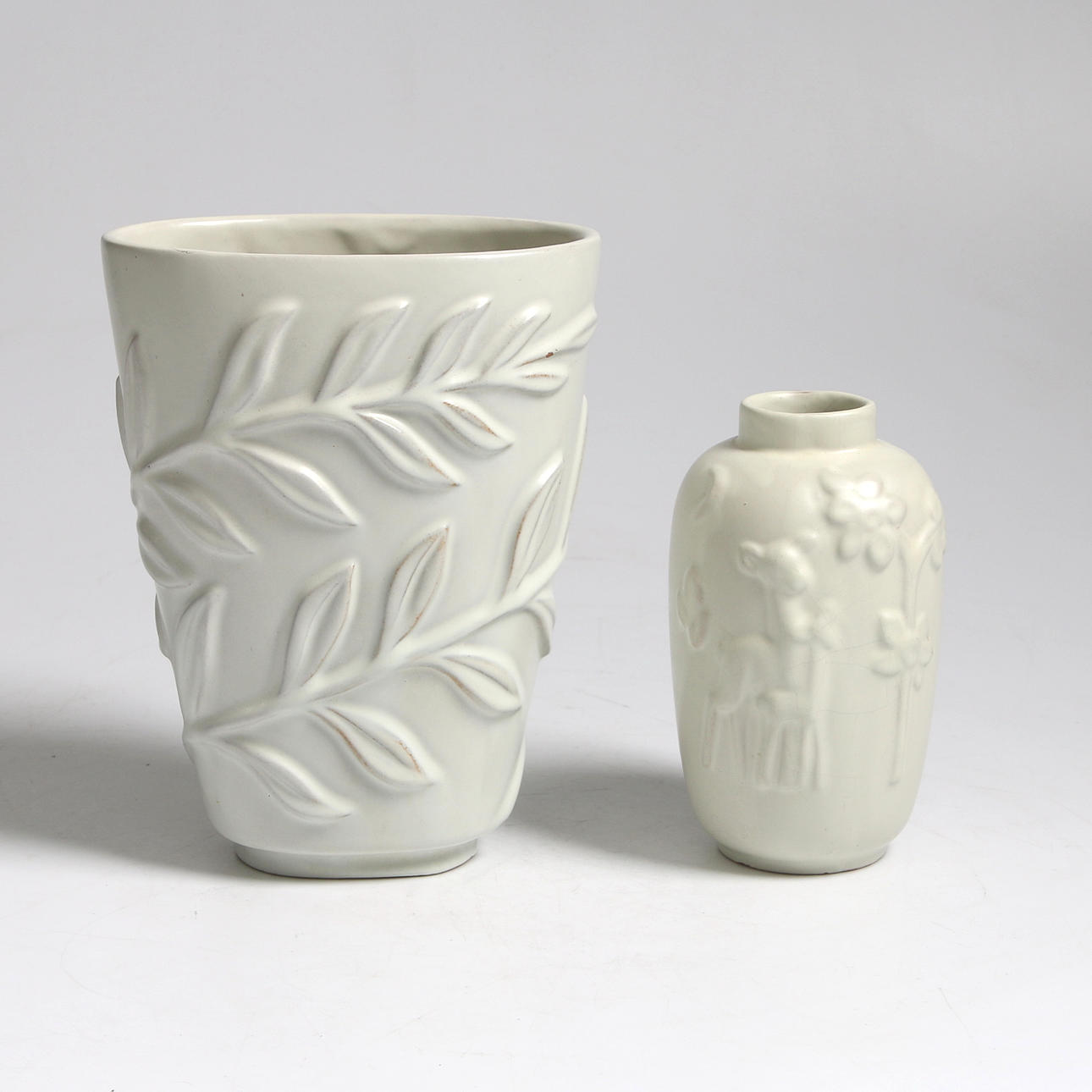 VASER, 2 st, keramik, modell "203", Anna-Lisa Thomson samt modell "409", Vicke Lindstrand, Upsala-Ekeby. 1900-talets första hälft.