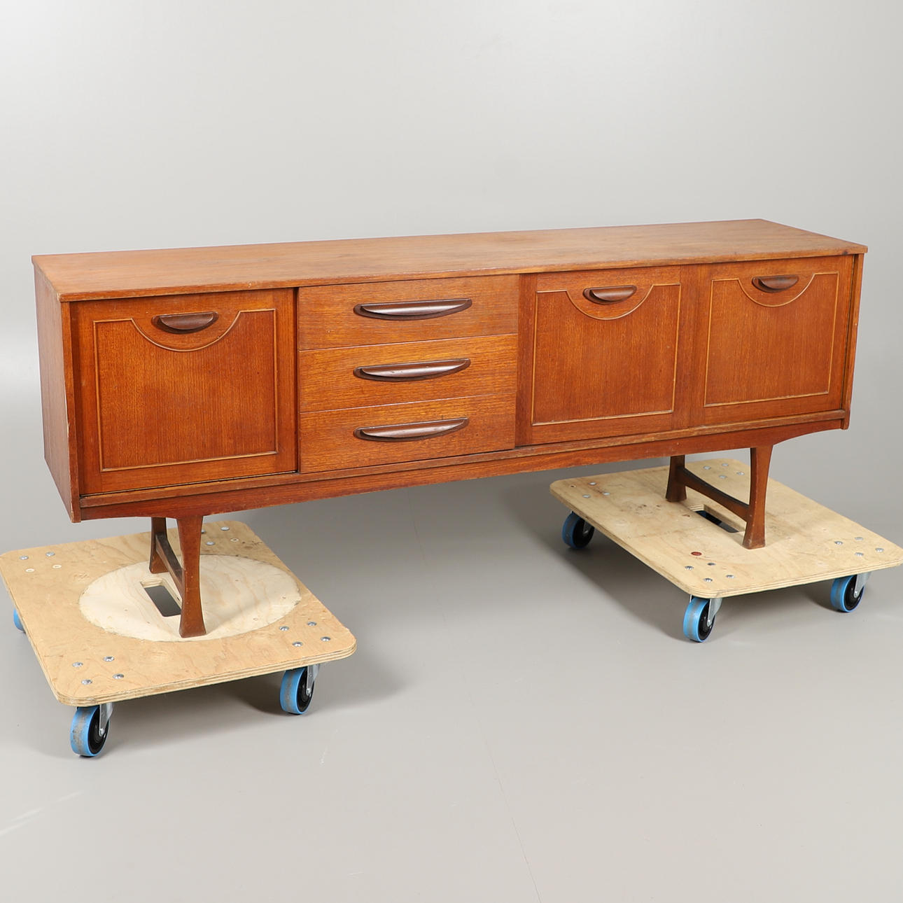 EN STONEHILL MÖBLER TEAK SKÄNK.