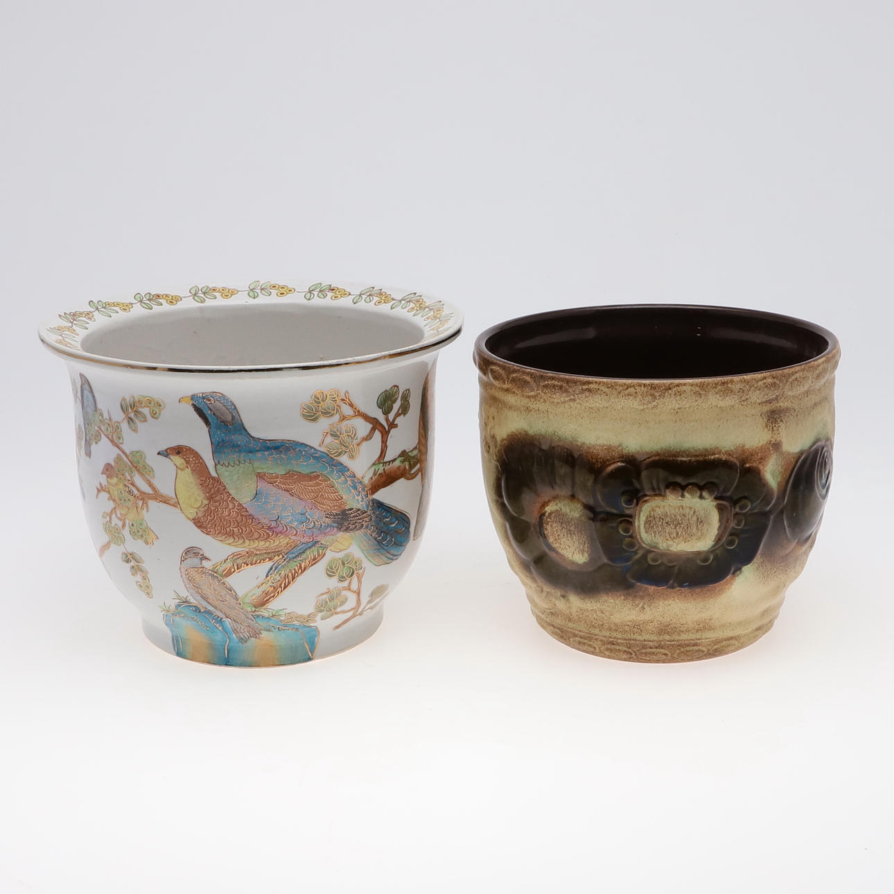 TVÅ DEKORATIVA VÄXTER KRUKOR.