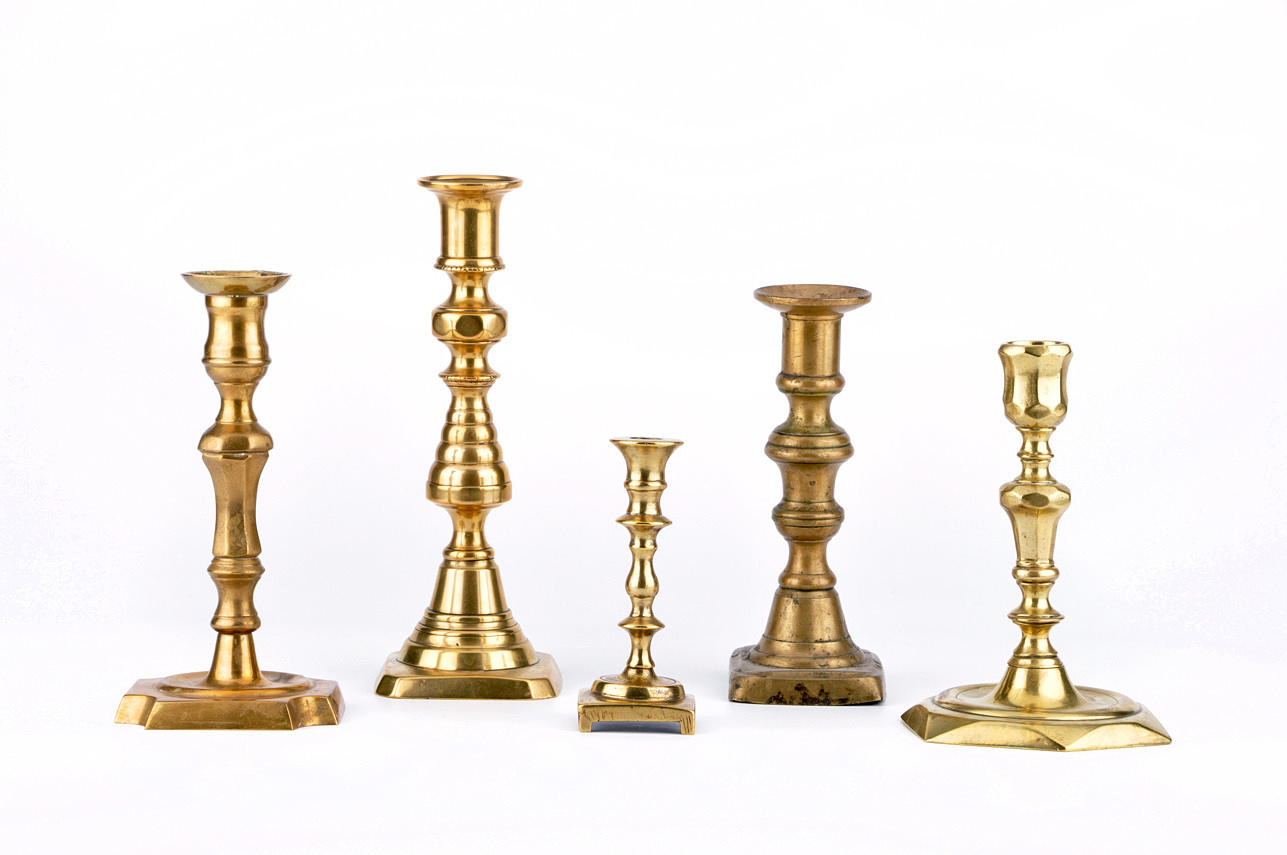 ”EN SAMLING AV MÄSSING LJUSKRONOR BAROCK LJUSKRONOR”. Balusterform, 1700- och 1800-tal.