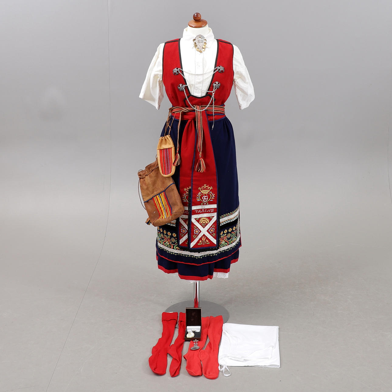 VÄRENDSDRÄKT, 1979.