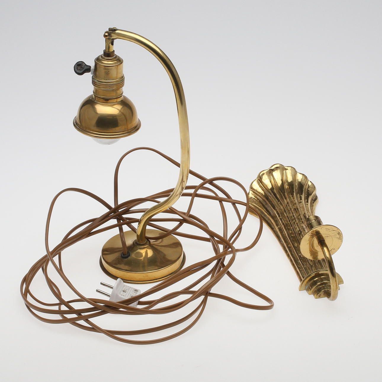 BORDSLAMPA samt VÄGGLJUSSTAKE, mässing, 1900-tal.