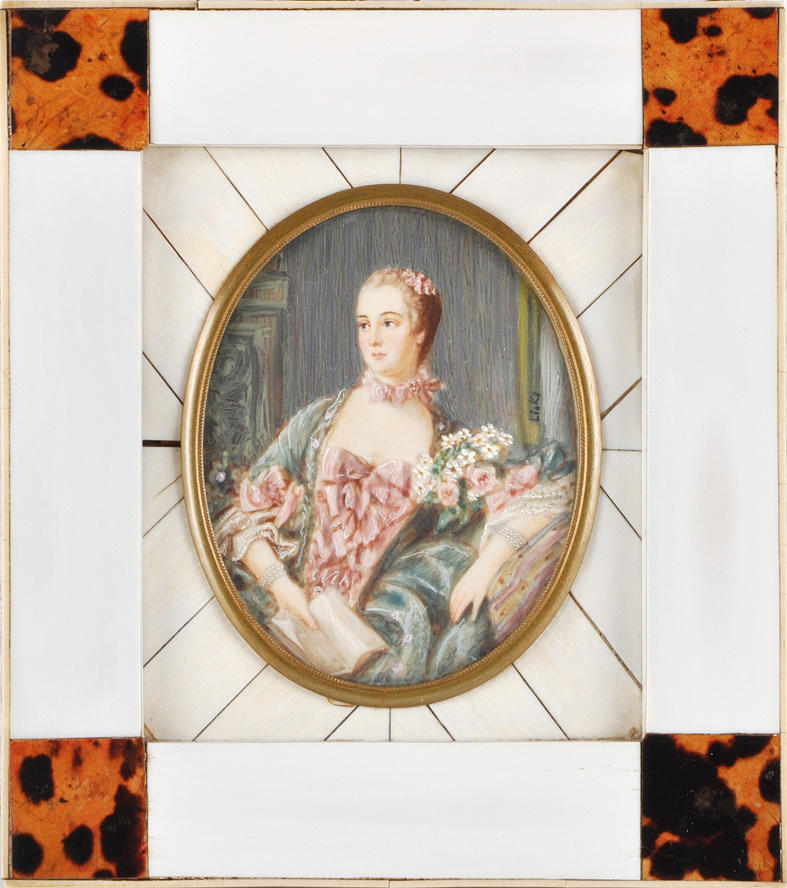 MINIATYRMÅLNING, PORTRÄTT AV EN LÄSANDE DAM. Inramning av elfenben och sköldpaddsskal.