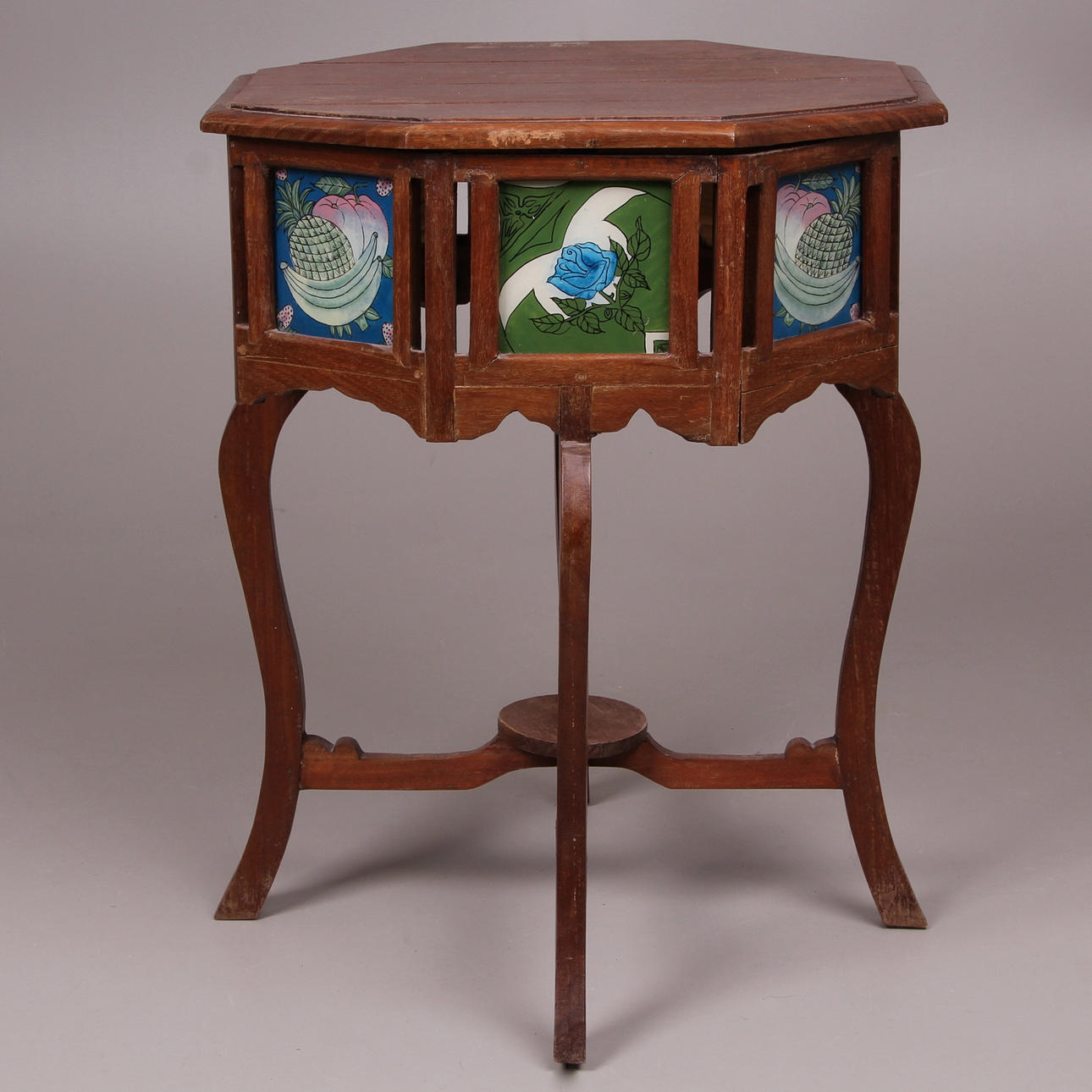 RÖKBORD, trä, med dekorerade glasskivor, omkring sekelskiftet 1900.