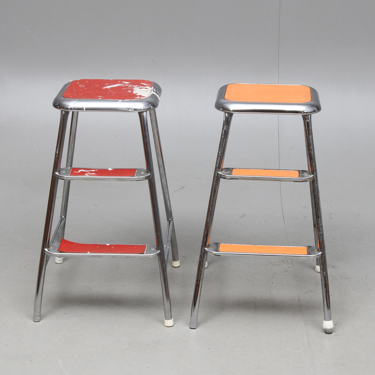 STEGPALLAR, 2 st, AWAB, 1900-talets andra hälft.