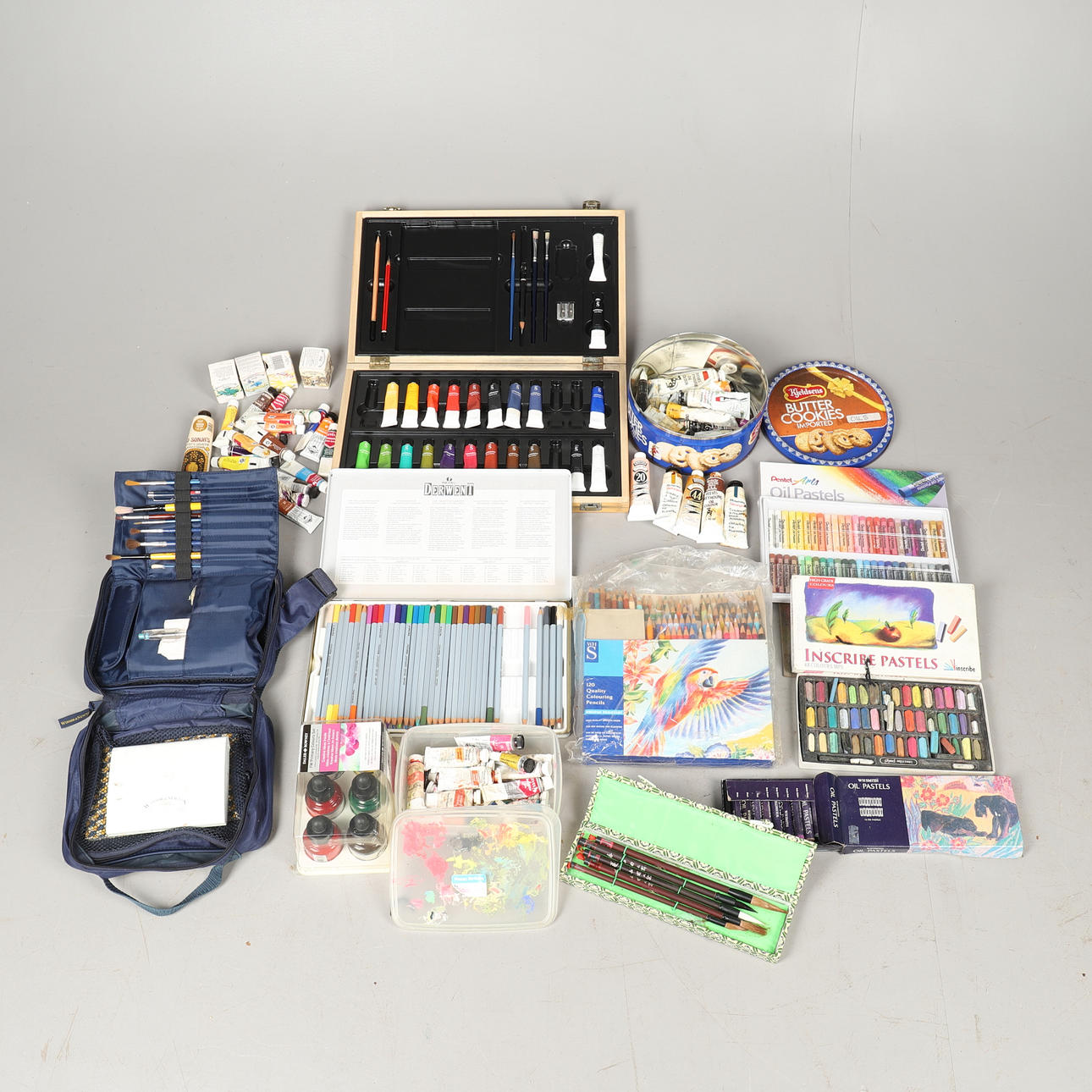 MÆNGDE KUNSTMATERIALER.