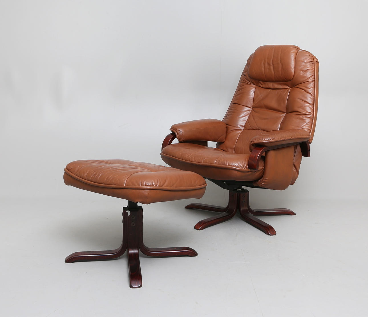 FÅTÖLJ samt PALL, snurrmodell, 1900-tal.