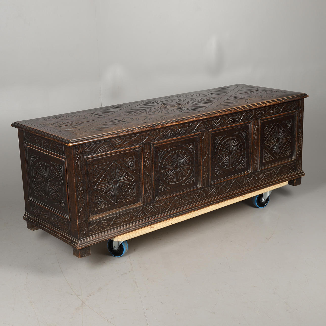 A 20TH CENTURY CARVED OAK BLANKET CHEST.