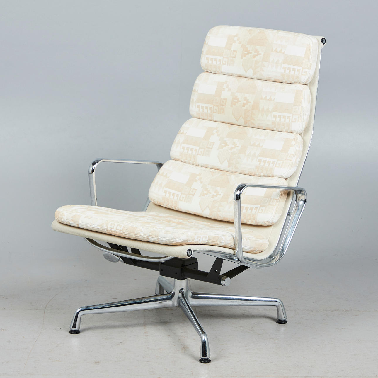 CHARLES & RAY EAMES. Vitra, drejestol/lænestol, model EA222, forkromet stål, stof, designet i 1969, USA.