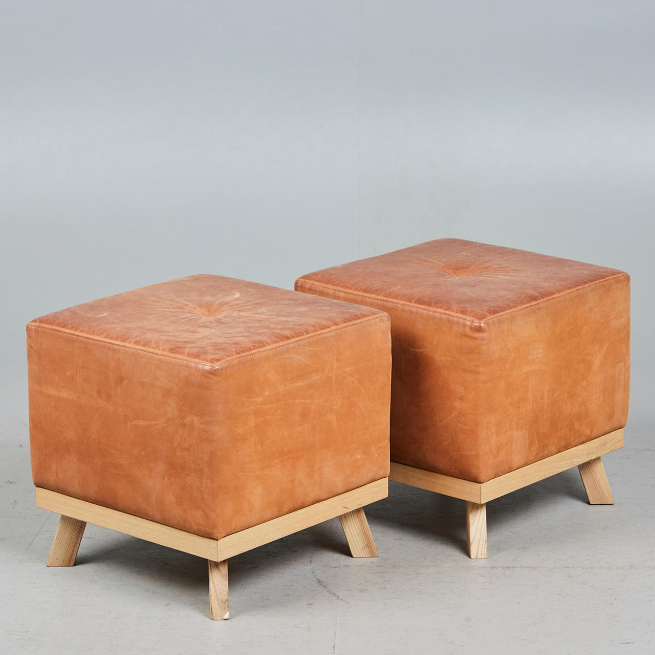 Två läderpuffar/pall, trä, läder (2).