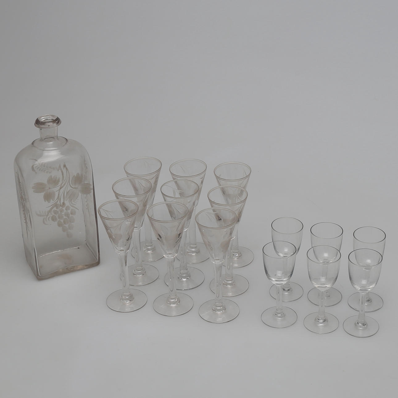 PARTI GLAS, 16 st, bl a spetsglas med etsad dekor 1900-talets första hälft.