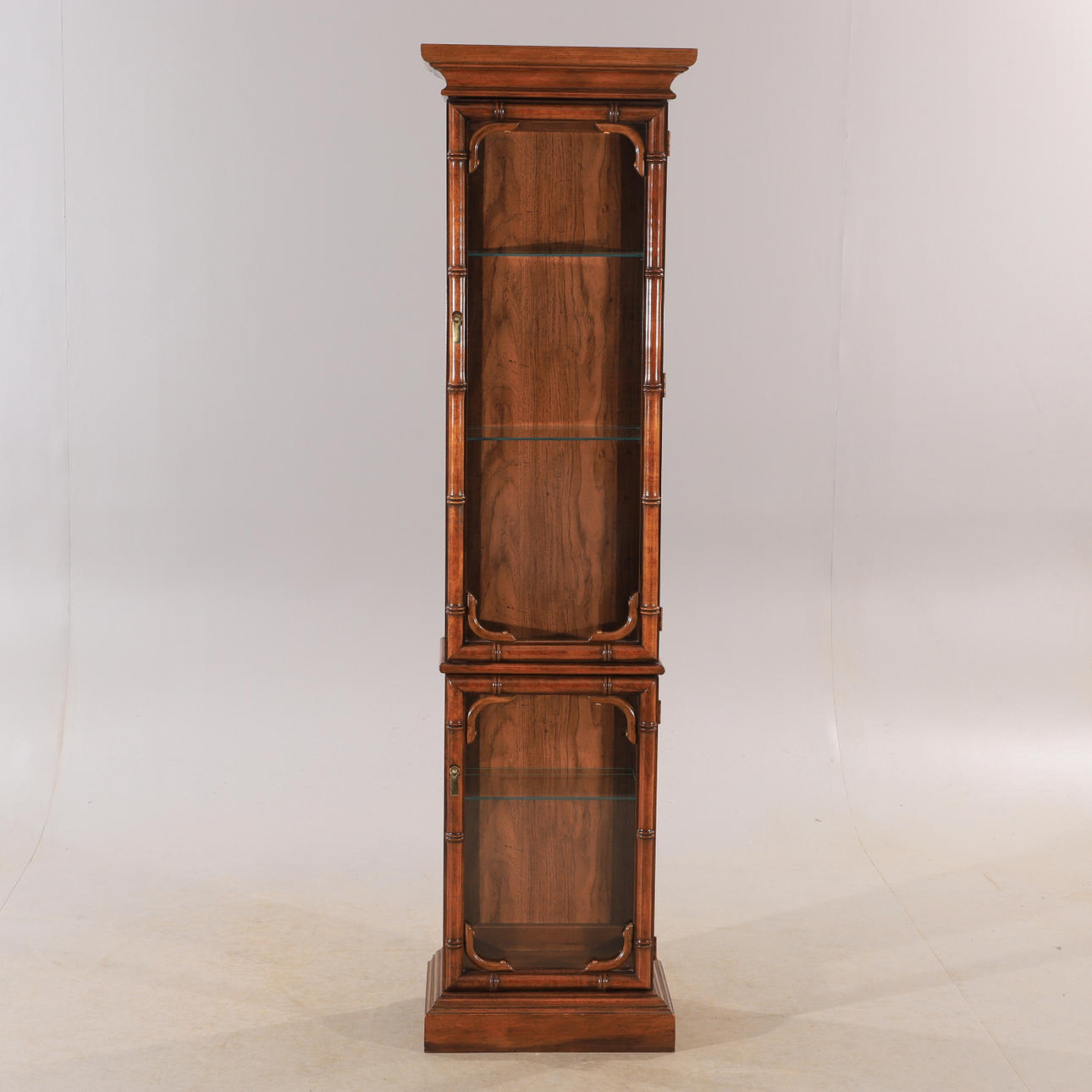 VITRINE, Kolonialstil, 20. Jahrhundert.