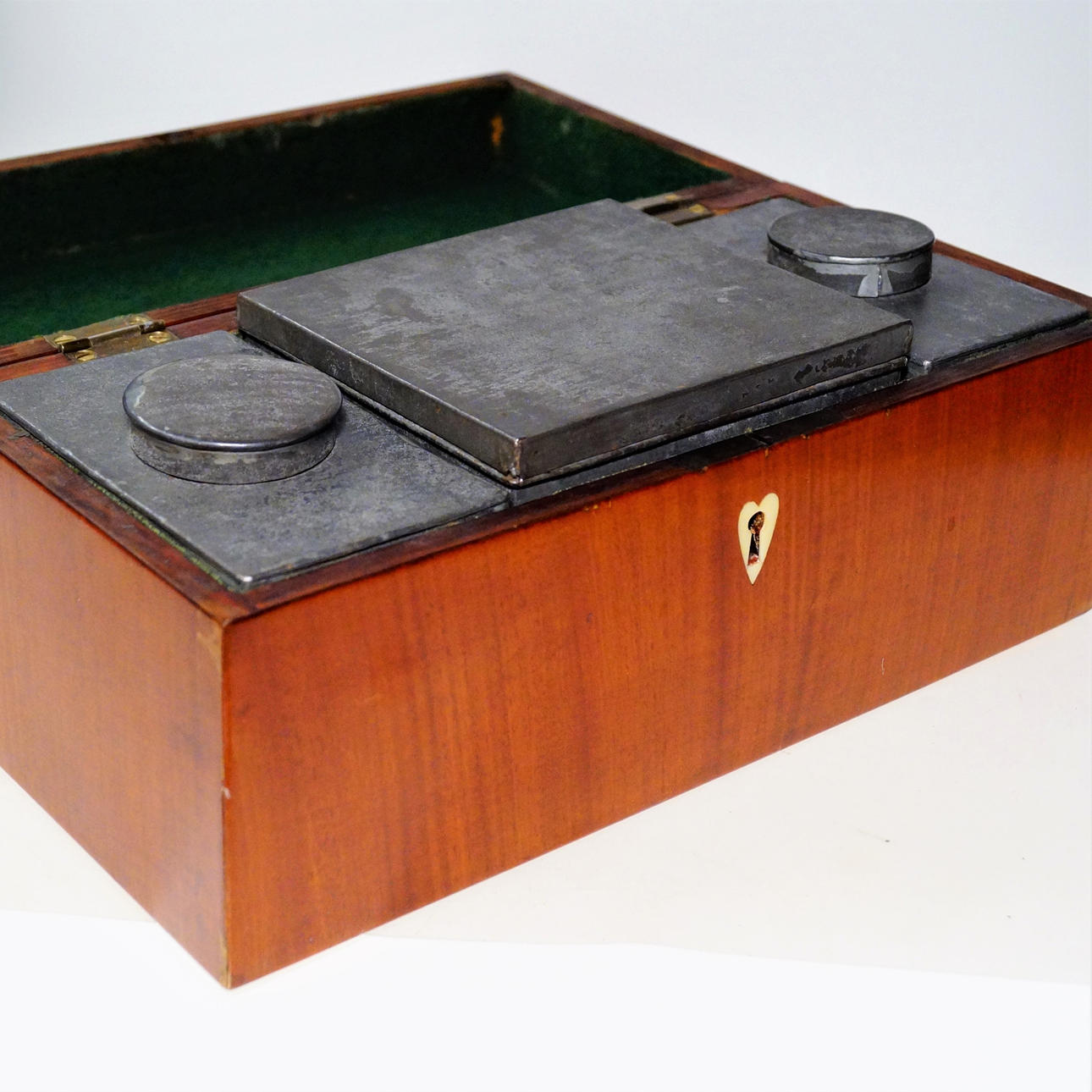 PANTALLA DE TÉ, Madera, hojalata.