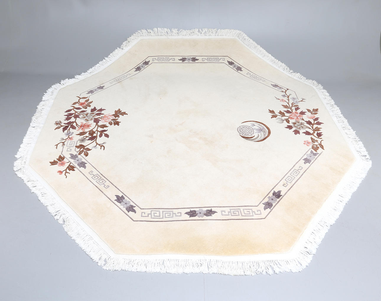 MATTA, Kina, ca 240 x 240 cm.