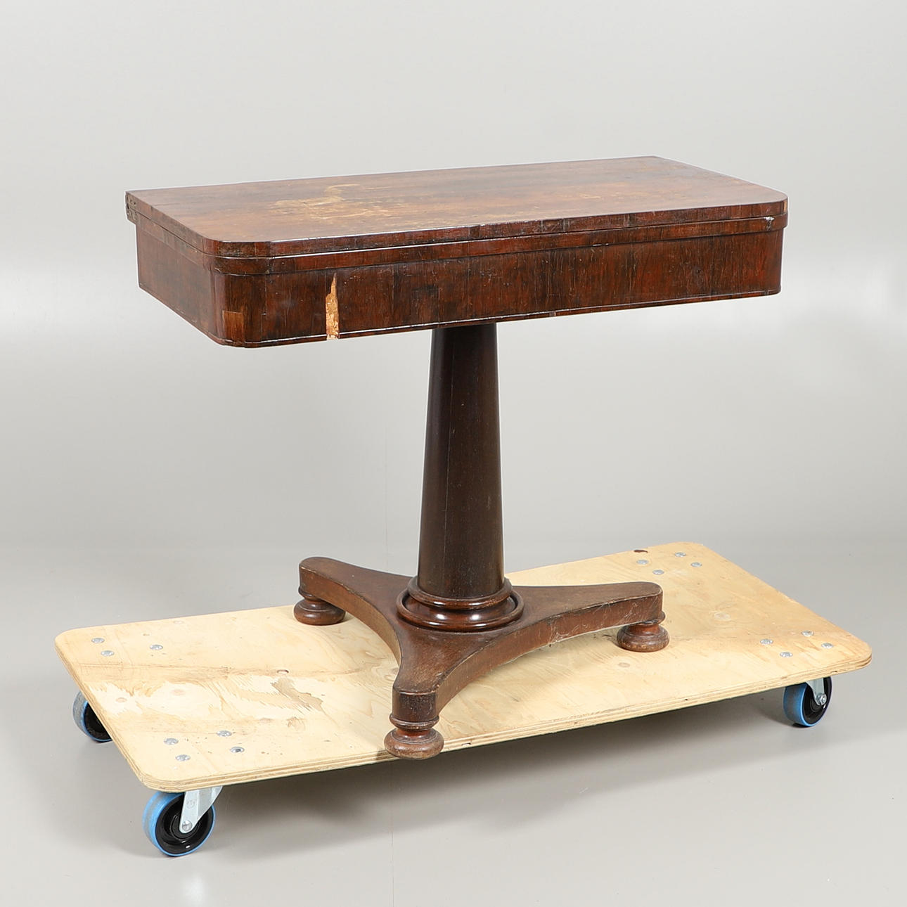 ETT PALISANDER VIK TOPP KORT BORD.