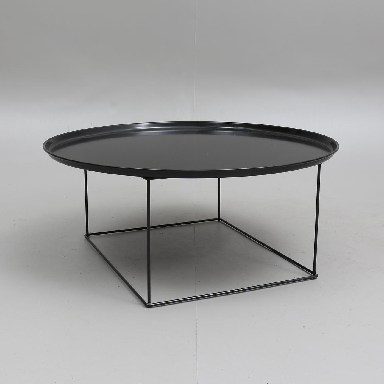 PATRICIA URQUIOLA. Bord, "Fat-Fat", B&B Italia, 2008.