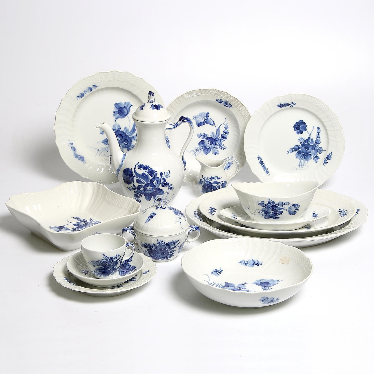 MAT- och KAFFESERVIS, 81 delar, "Blå Blomst", Kunglig Dansk, Danmark. 1900-tal.