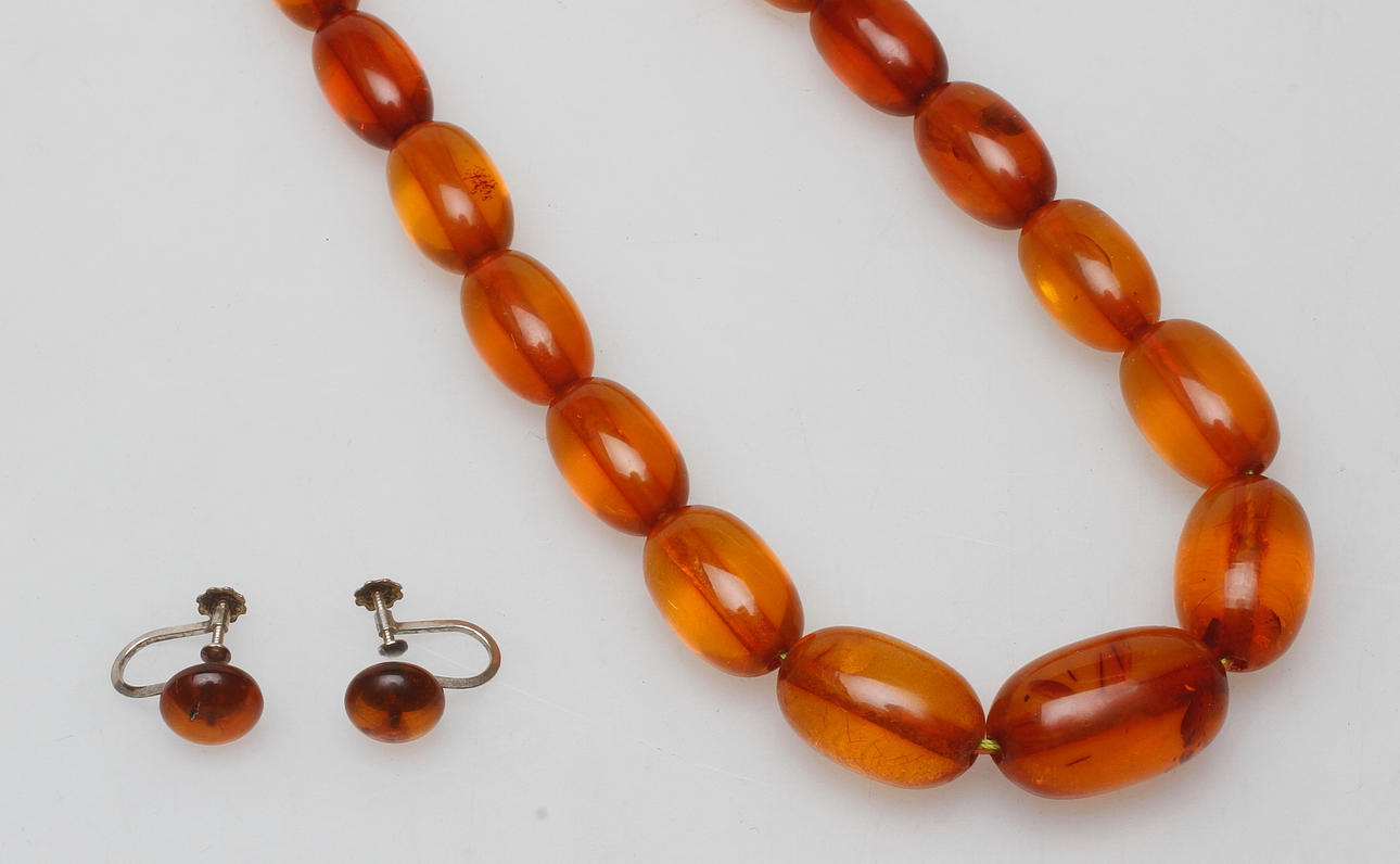 COLLIER och ETT PAR ÖRHÄNGEN, nytillverkad bärnsten, 1900-tal.