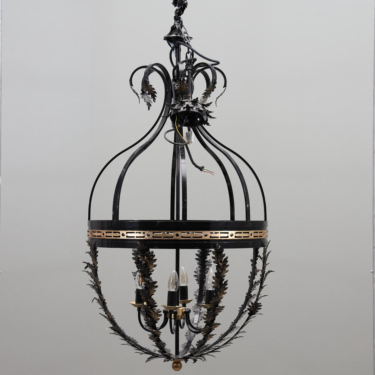 TAKLAMPA, dekor av blad, samtida.