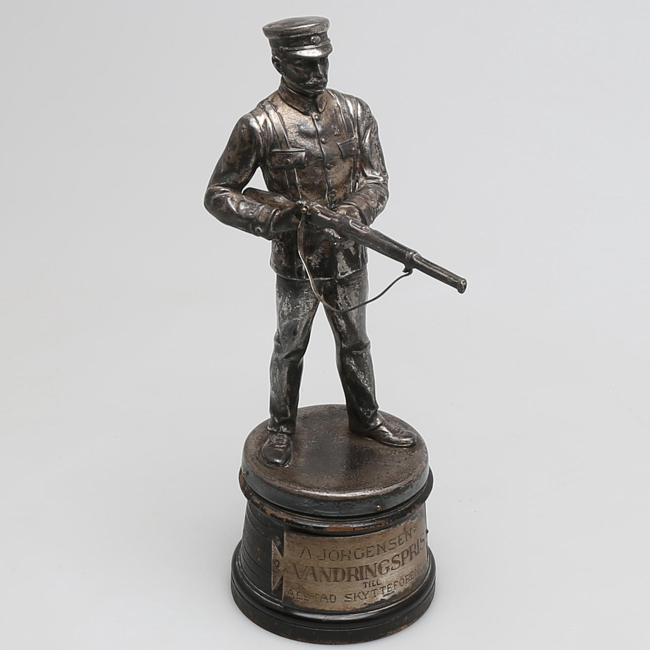 SKYTTEPRIS i metall, stående skytt på träsockel.