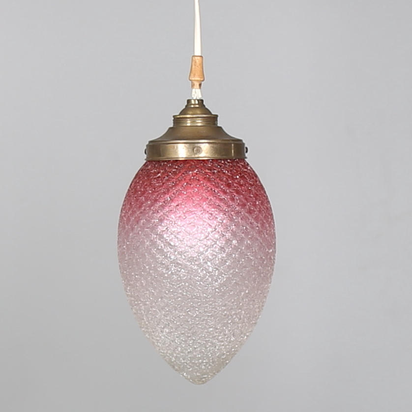 TAKLAMPA i mässing och rosatonat glas.