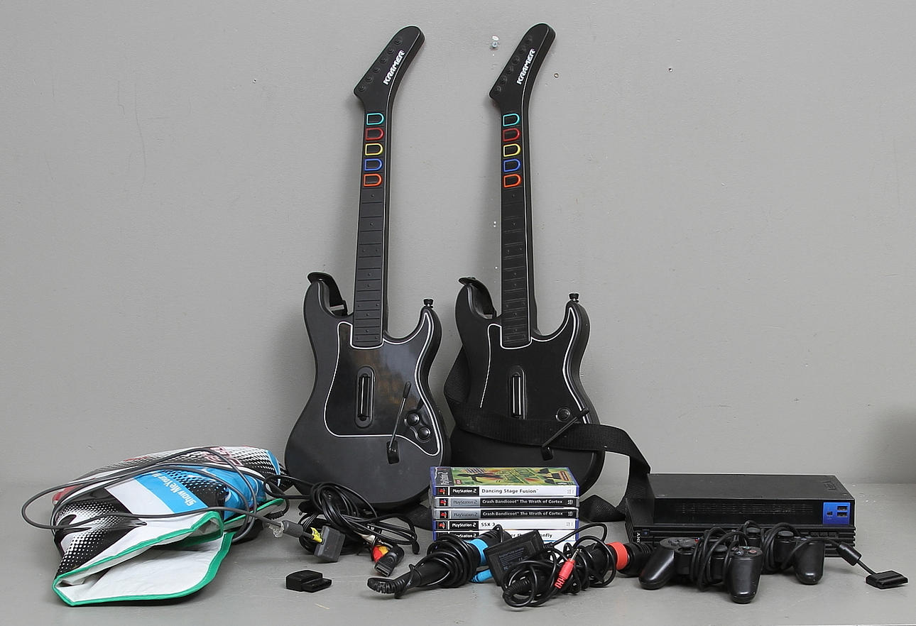 SPELKONSOL, 2 handkontroll, 7 spel, Playstation 2.