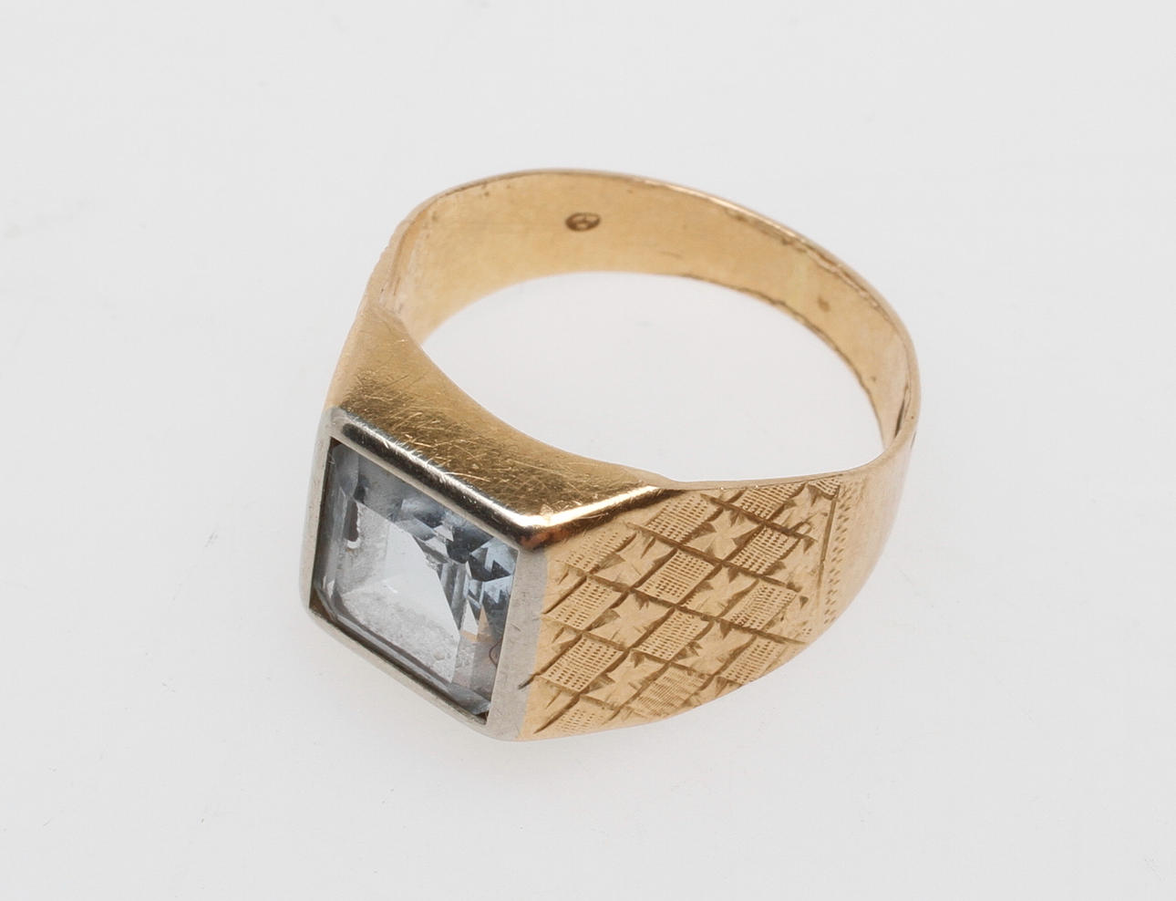 KLACKRING, 18k guld, med sten, total vikt ca 3,9 gr.