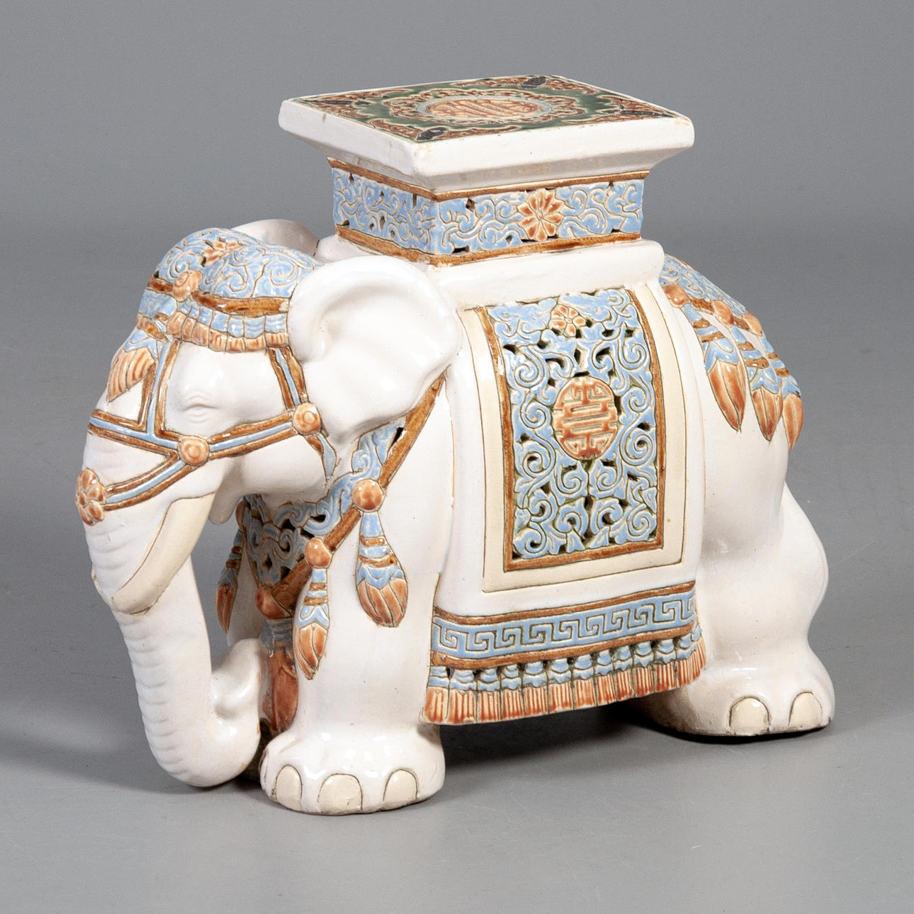 PEDESTAL en forma de elefante.