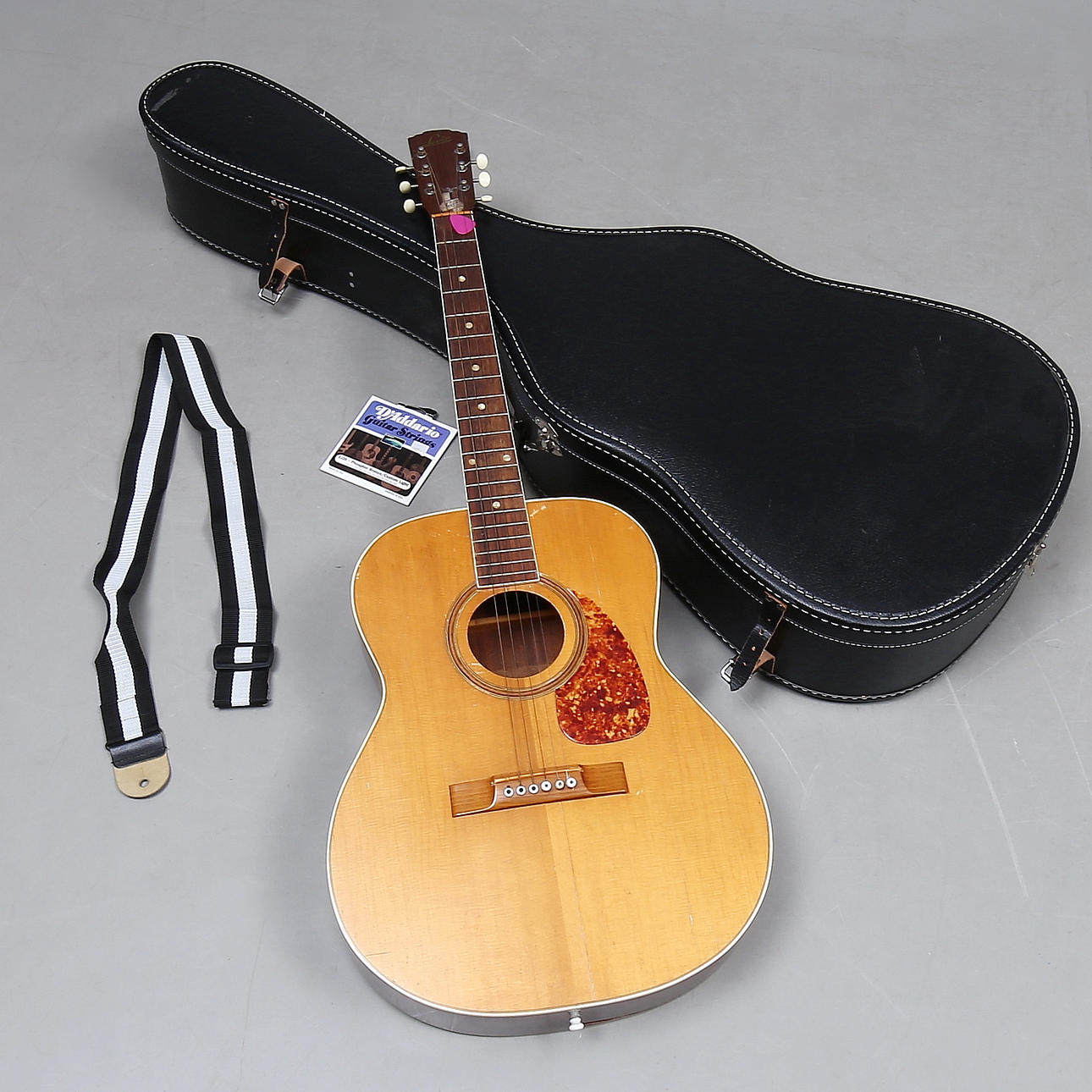 LEVIN, gitarr, akustisk, ca 1961, serienummer 412300.