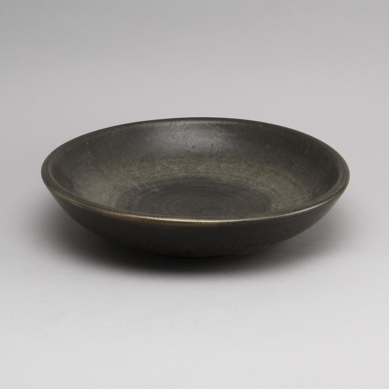 YNGVE BLIXT. Skålfat, stengods, signerat Höganäs 1957.