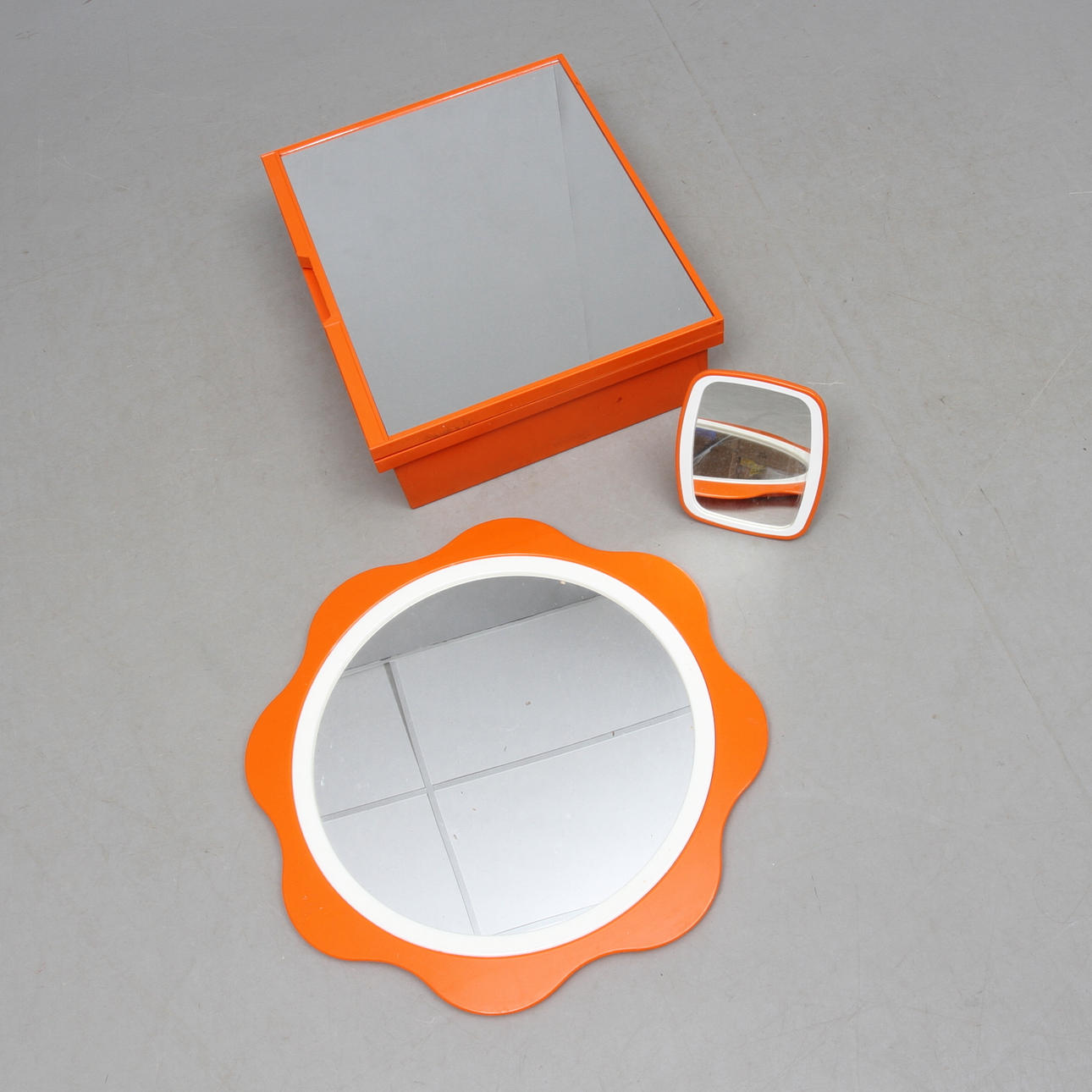 BADRUMSSKÅP SAMT SPEGLAR, 2 st, plast, 1900-talets andra hälft.