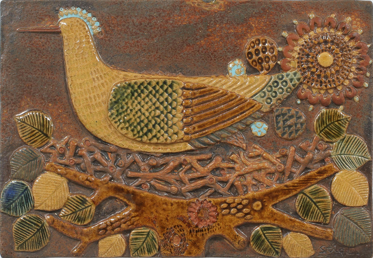 VÄGGRELIEF med dekor av fågel i träd, stengods. Stig Lindberg, Gustavsberg.