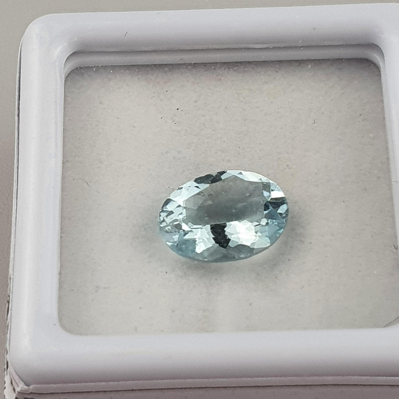 - Akvamarin Ädelsten.