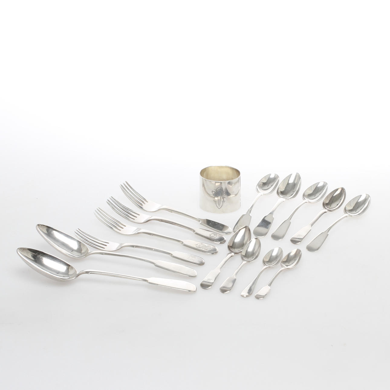 BESTICK, 15 delar samt SERVETTRING, silver, olika mästare, Ryssland. 1800/1900-tal.