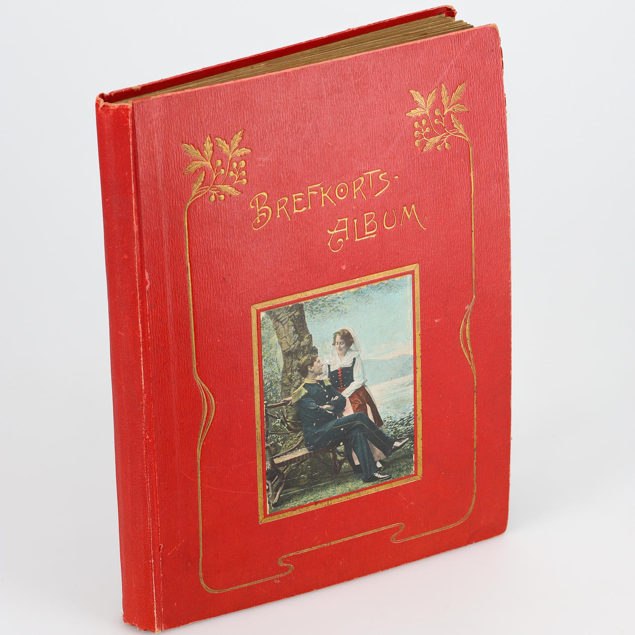 POSTKARTENALBUM mit Postkarten, Jahrhundertwende 1900.