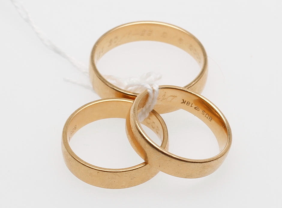 RINGAR, 3 st, 18k guld, vikt ca 18,6 gram.