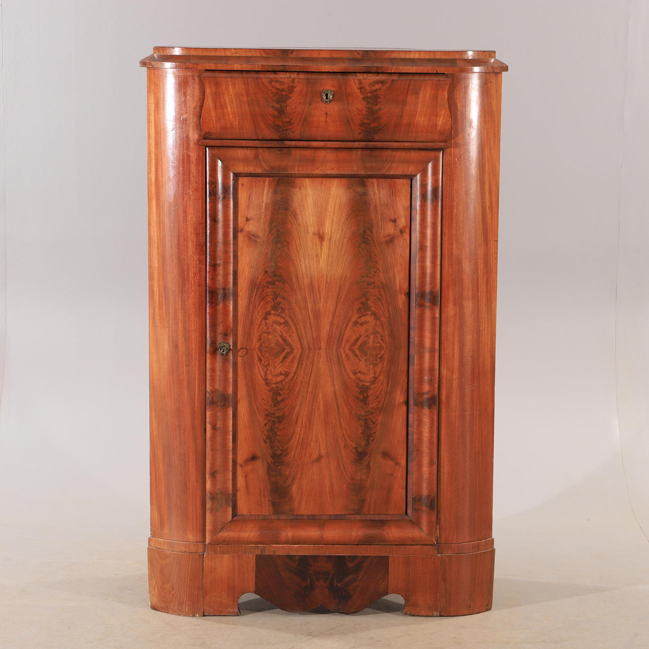 HÖRNSKÅP, mahogny, empire.