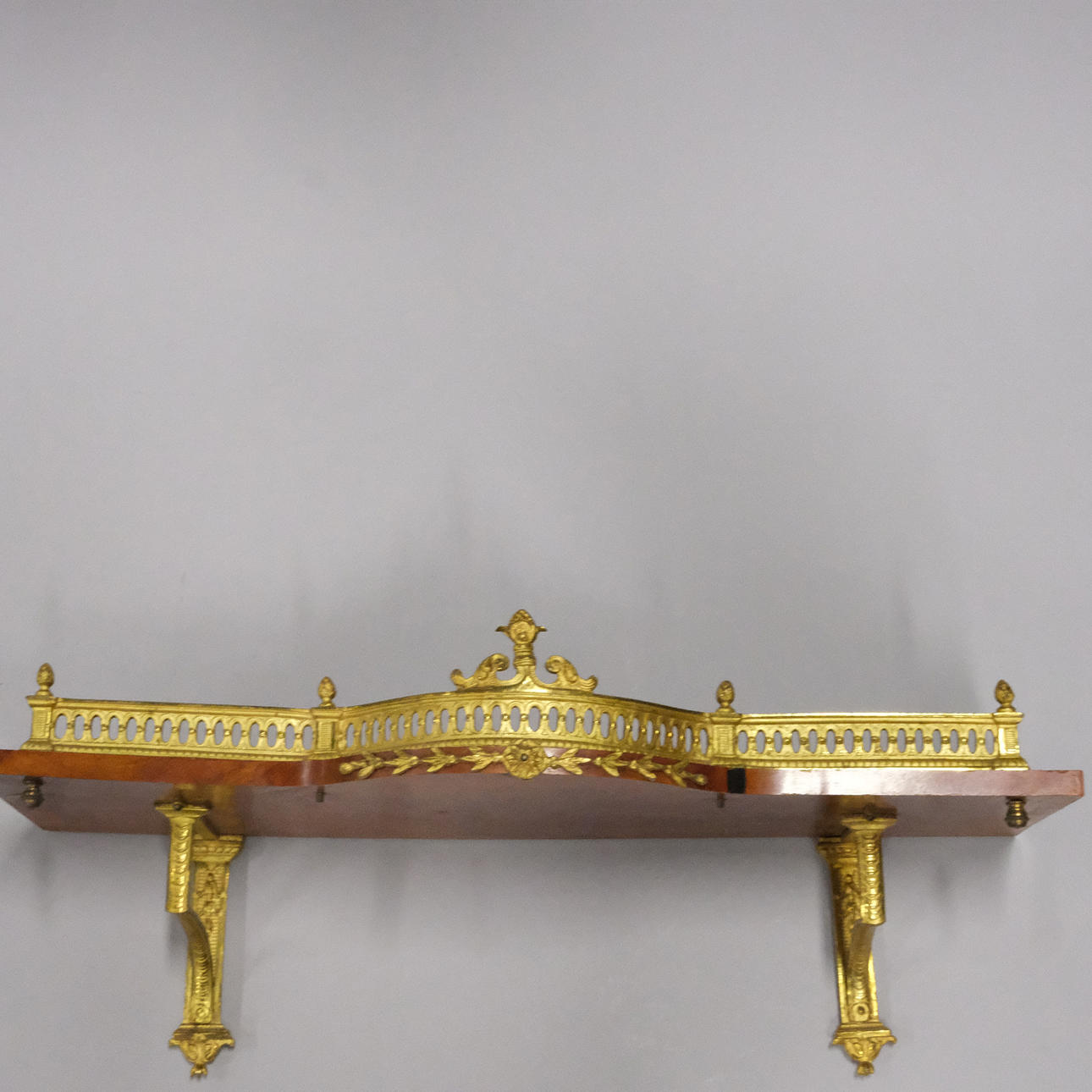 HYLLA MED GALLERKANT, EMPIRESTIL. Möbler - Skåp & Hyllor - Auctionet