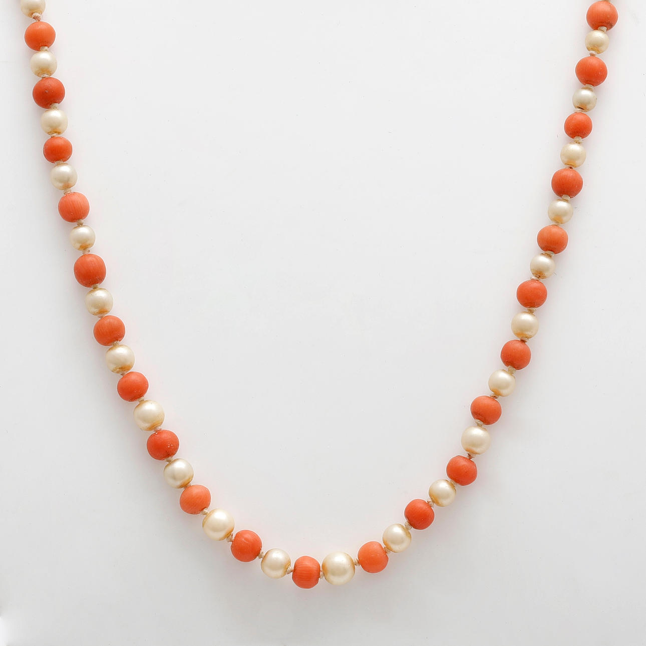 Coral and pearls choker.