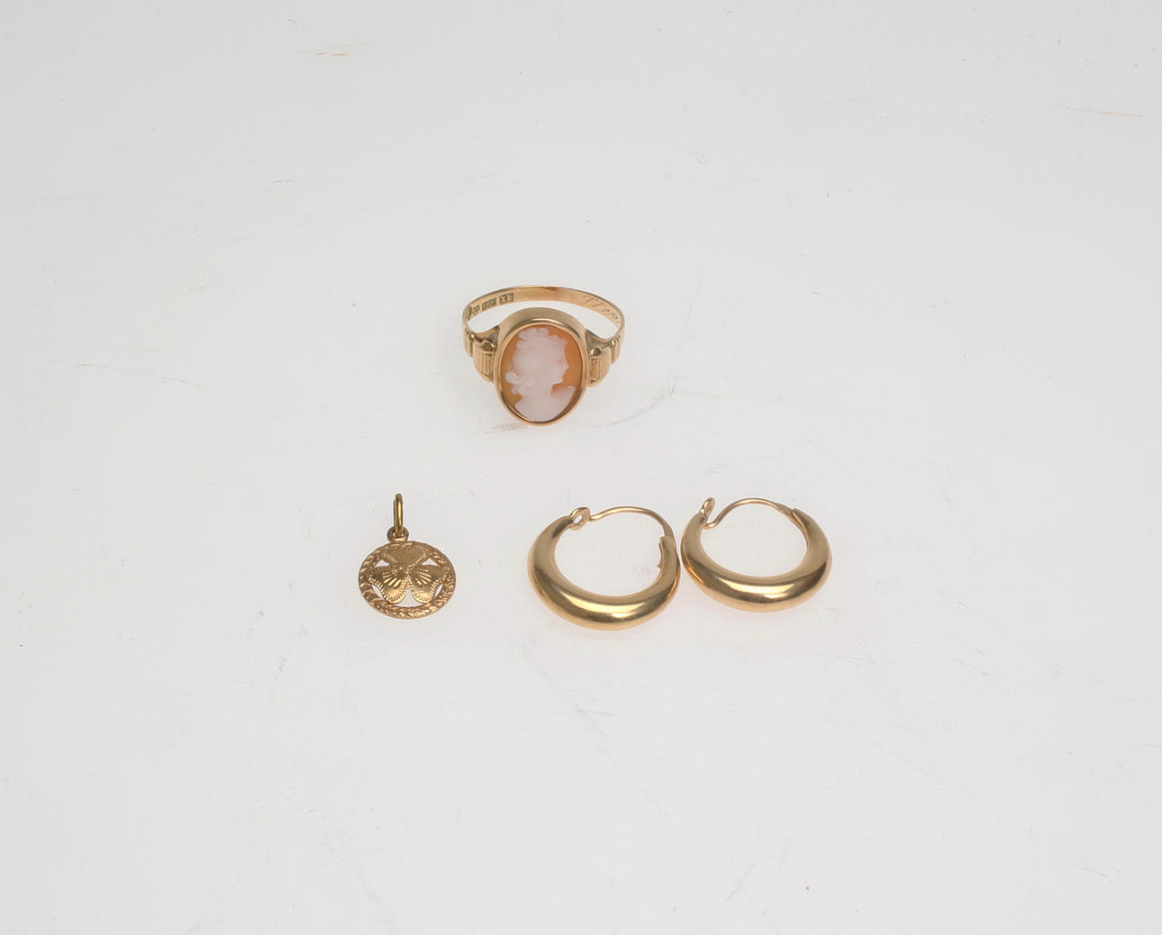 GULDFÖREMÅL, 18 k.